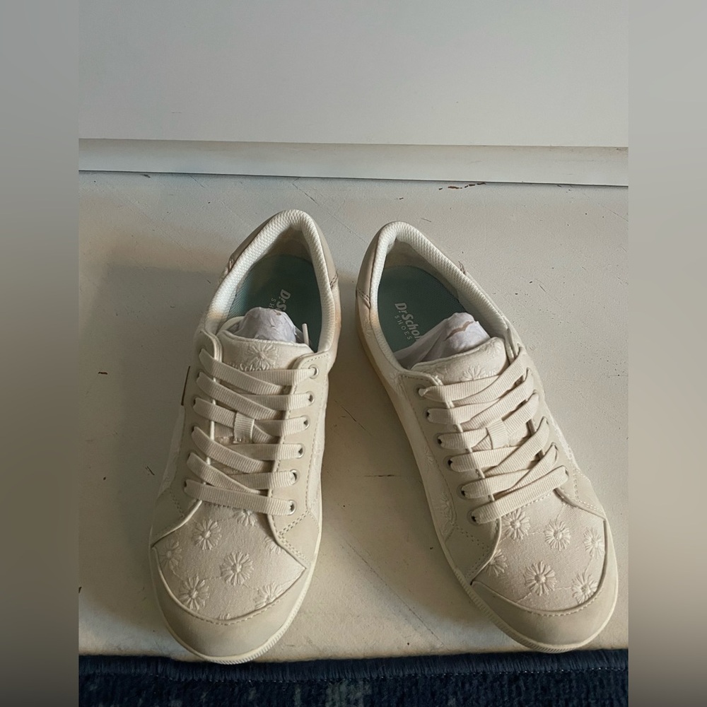 Dr. Scholl’s Women's Cream Embroidered Sneakers